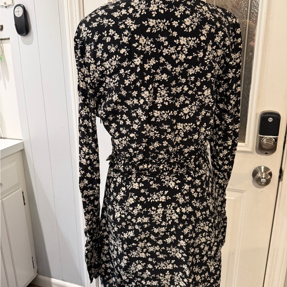 Elegant Black and White Floral Long Sleeve Dress - Picture 2 of 3
